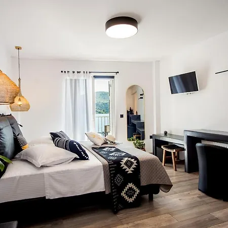A & B Minimal Suite Ιι With Sea View In Argostoli Exterior photo
