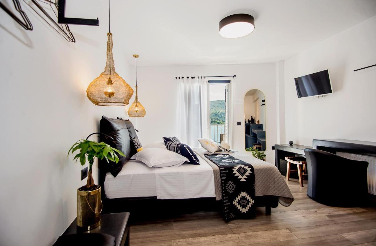 A & B Minimal ιι With Sea View In Apartment